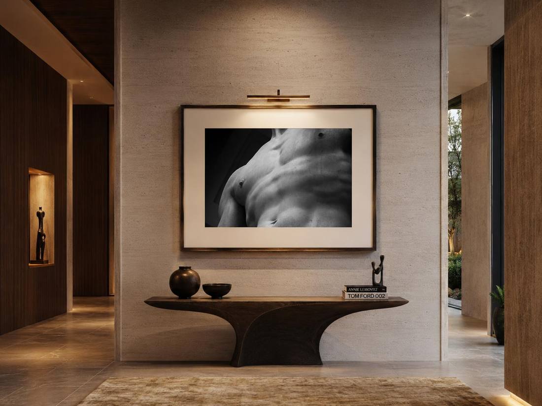 Torso de mármol montado en una sala